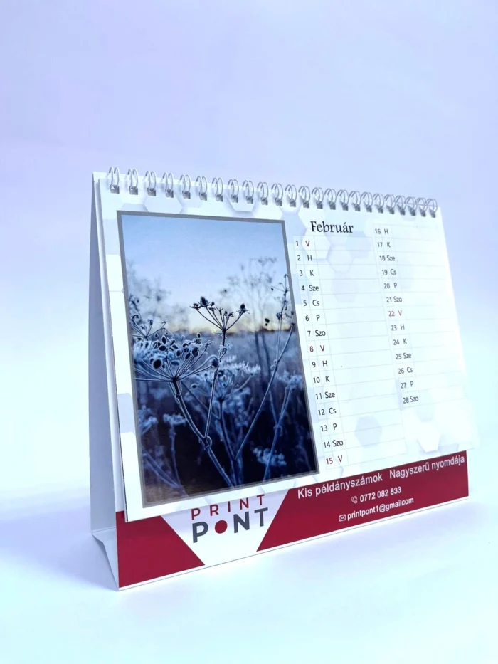 Calendar de birou cu logo-ul companiei + 2 pixuri inscripționate + pungă cadou din hârtie